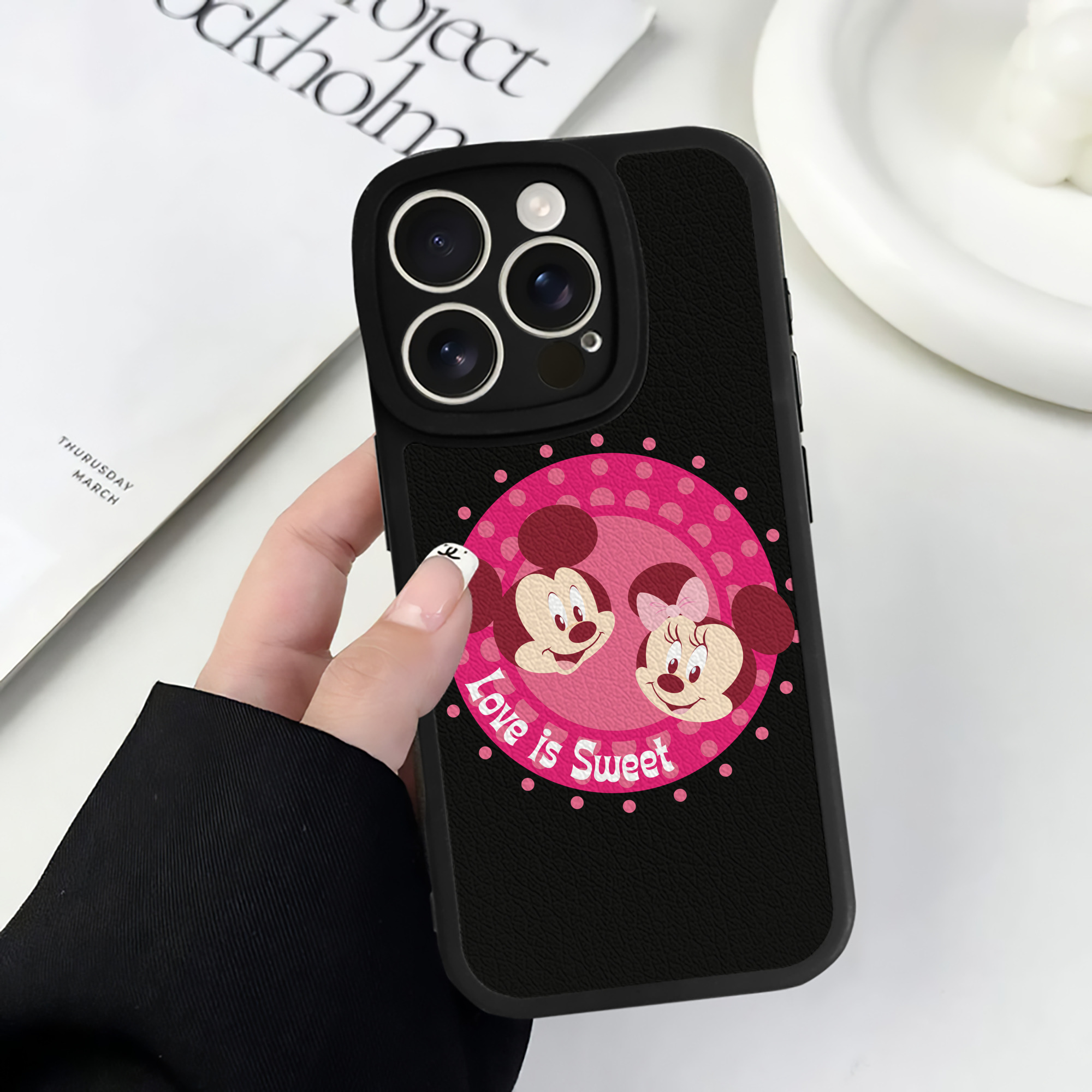 （画像用） ミッキーマウス Mickey Mouse 【iPhone 16シリーズ対応】シリコンスマホケース（レザー調） 材質：シリコン